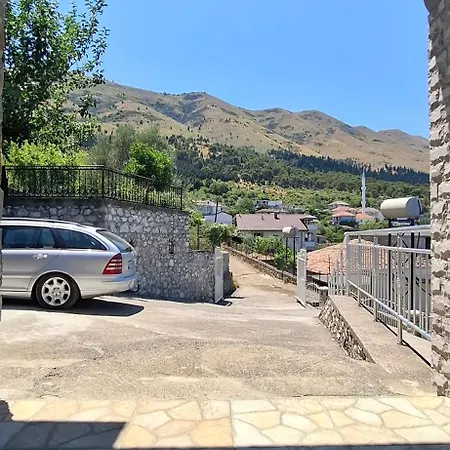 Hyka Stone House Bed & Breakfast Shkoder